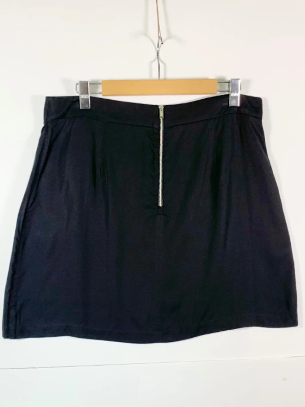 DKNY Black Cargo Wrap Mini Skirt Silver-Tone Detail/zippered closure Streetwear